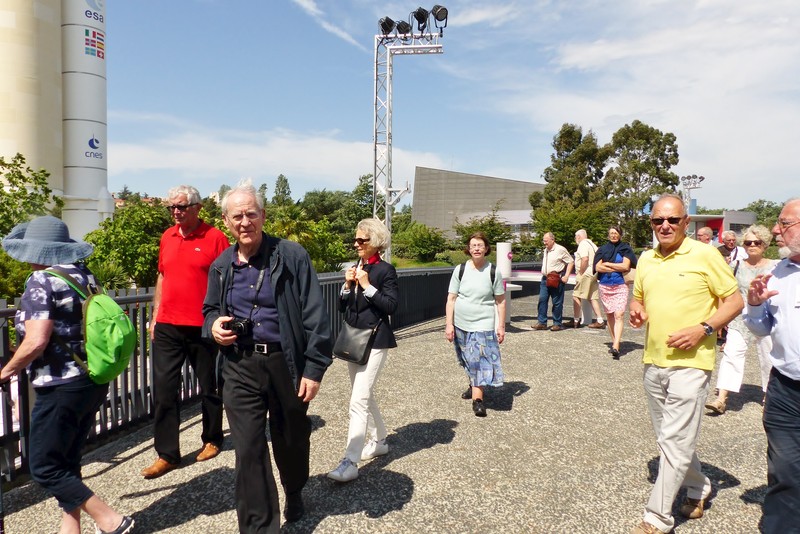 01_P1120990 (Clement).jpg - Après la fouille à l'entrée, rassemblement...